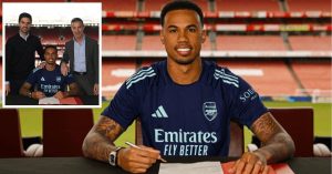 Gabriel signs his new Arsenal contract.