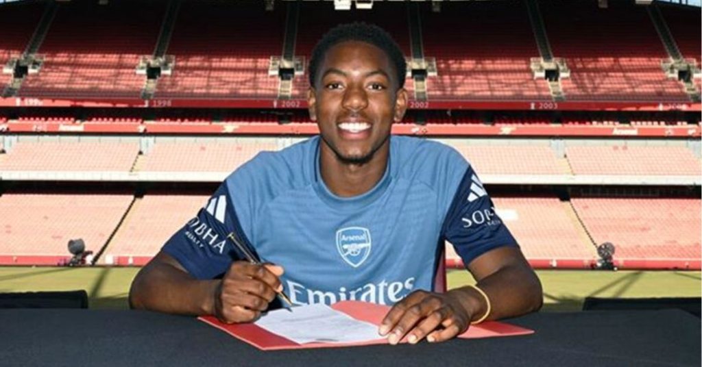Myles Lewis-Skelly signs his new Arsenal contract.